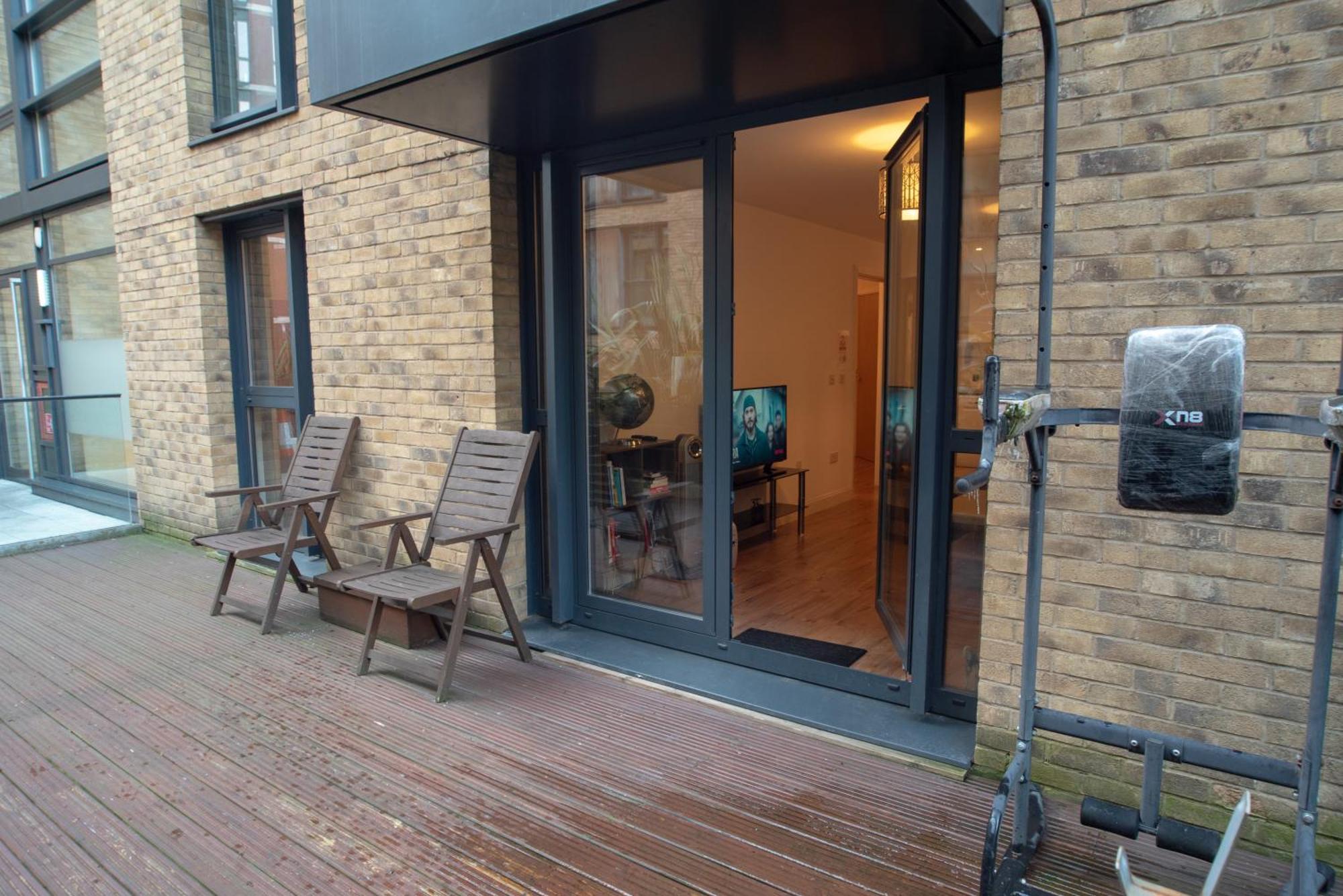 Spacious 1 Bed Apartment With Workspace, Coffee & Free Secure Parking Birmingham Ngoại thất bức ảnh