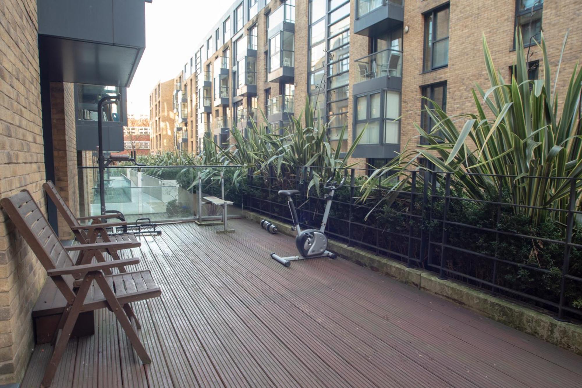 Spacious 1 Bed Apartment With Workspace, Coffee & Free Secure Parking Birmingham Ngoại thất bức ảnh