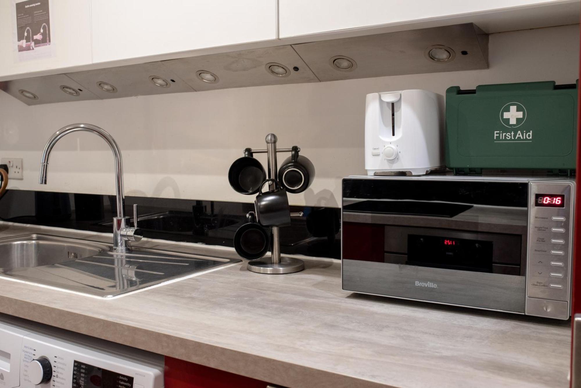 Spacious 1 Bed Apartment With Workspace, Coffee & Free Secure Parking Birmingham Ngoại thất bức ảnh