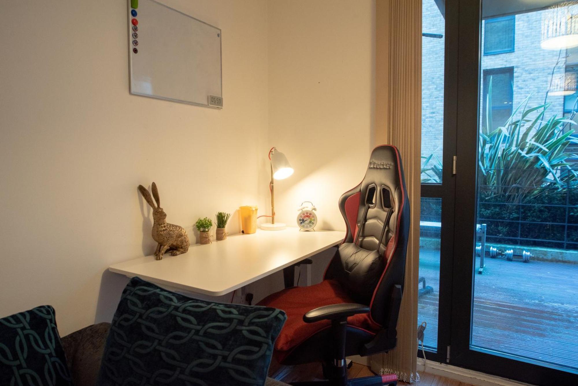 Spacious 1 Bed Apartment With Workspace, Coffee & Free Secure Parking Birmingham Ngoại thất bức ảnh